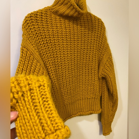 H&M Chunky Turtle Neck. Women’s size small. One of my favorite all time sweaters - Picture 3 of 3